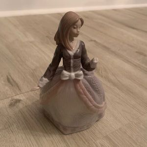 Llardo Lady Figurine Broken Hands